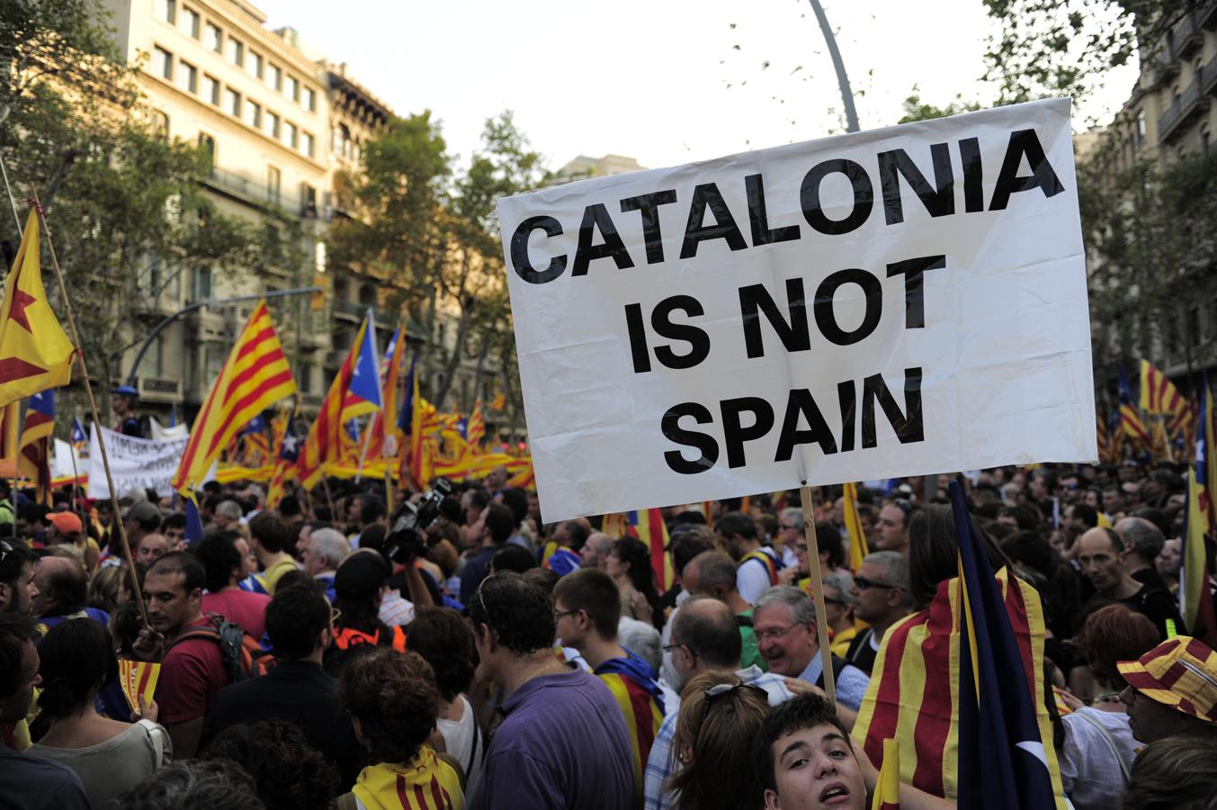Una calle de Barcelona durante la Diada 2012. En una pancarta, se lee: «Cataluña no es España». 