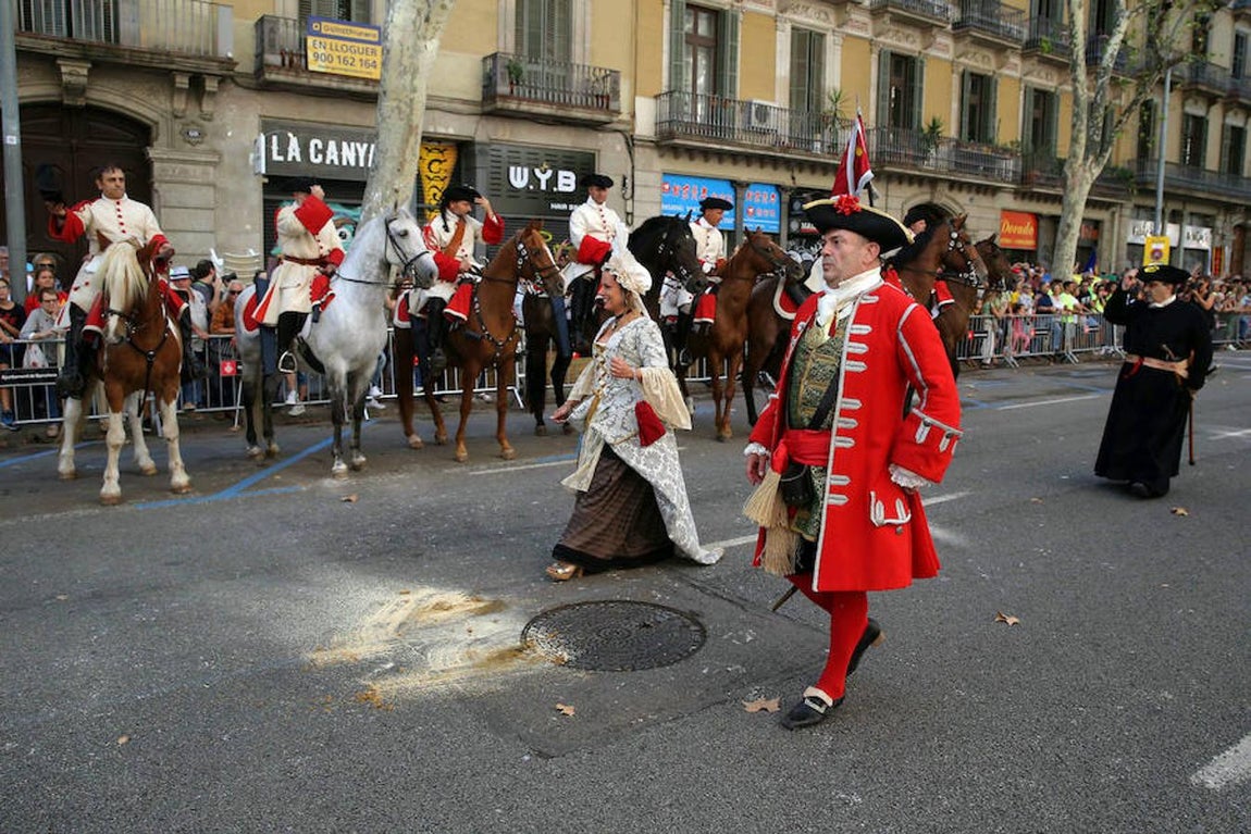 Personajes caracterizados de «La coronela» participan en la ofrenda floral. 