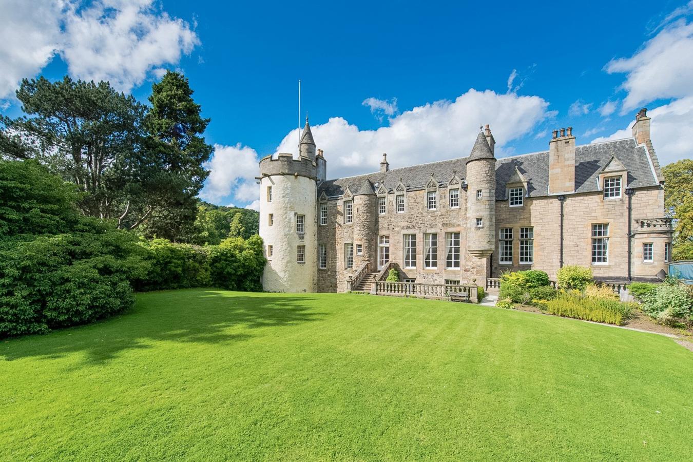Castillo de Craigcrook, Escocia. Este espectacular castillo está situado en Edimburgo en plena naturaleza, fue construido en 1542 por William Adamson y pasó por numerosas manos hasta ser donado a la caridad en 1719