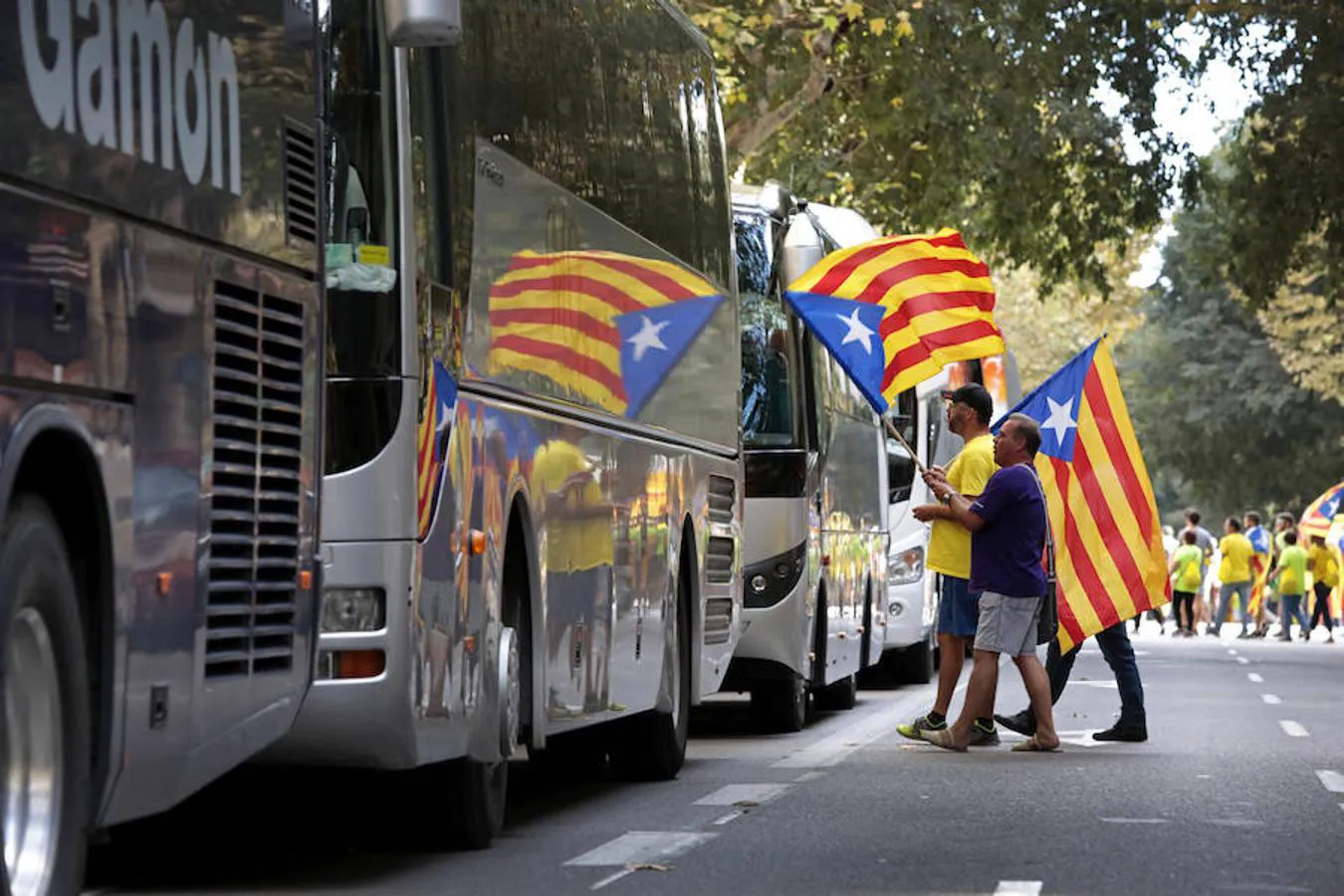 Decenas de autocares que llegan desde todas las provincias de Cataluña para acudir hoy a la multitudinaria celebración. 