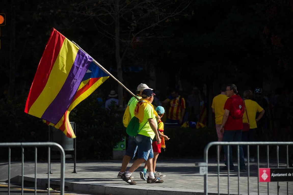 Asistentes con la «estelada» y la bandera republicana. 