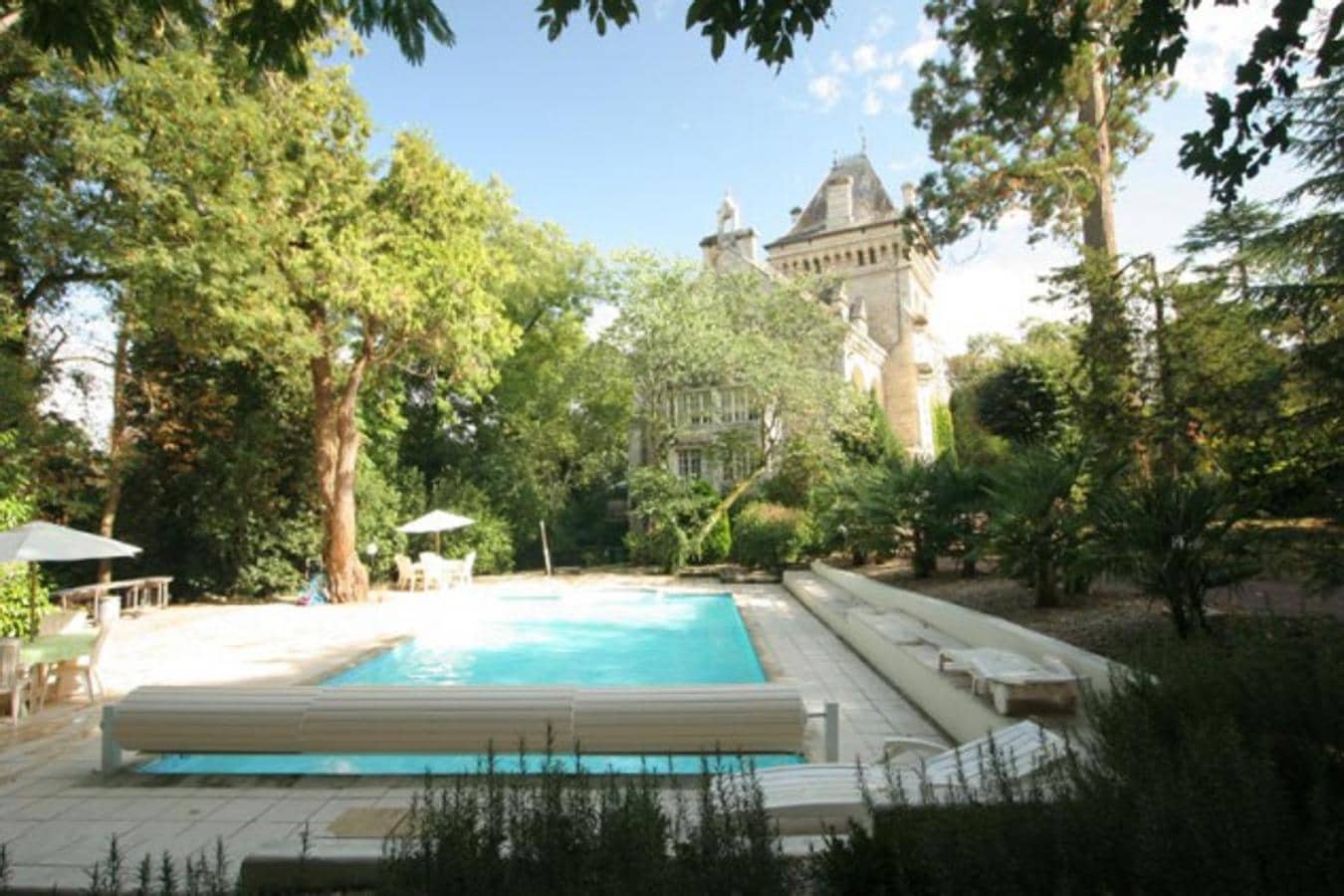 Neogotic Chateaux, Francia. En la imagen, la espectacular piscina exterior de la finca. La vivienda cuenta además con un espectacular garaje y una capilla. Su precio se desconoce, por el momento