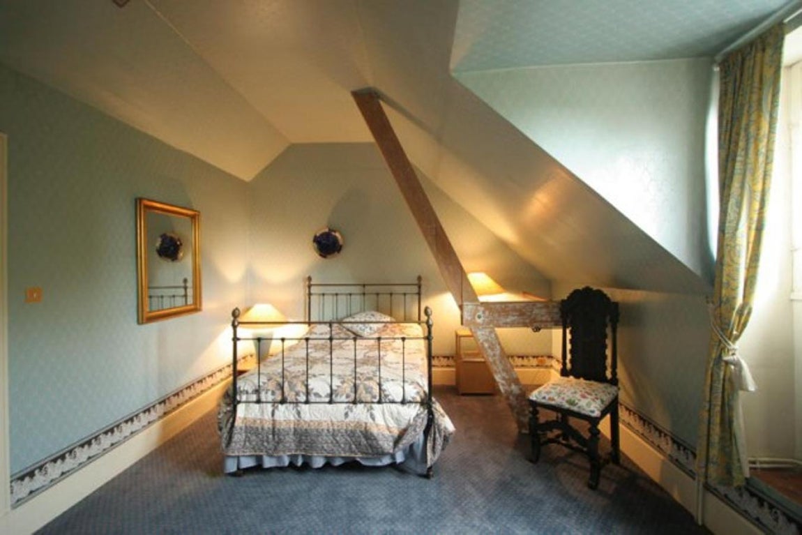 Neogotic Chateaux, Francia. Cuenta con numerosas dependencias en su interior pero, sin duda, lo que más llama la atención es el exterior de la finca ya que el castillo está rodeado por un espeso bosque privado