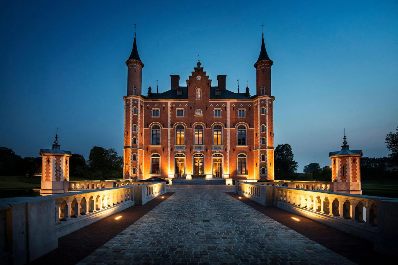 Kasteel van Olsene, Bélgica. Este imponente castillo del S.XIX está ubicado en Bélgica, a 70 kilómetros de Bruselas. Mide más de 2.000 metros cuadrados y, a pesar de la fecha de construcción del inmueble, está como nuevo ya que fue restaurado entre 2004 y 2012