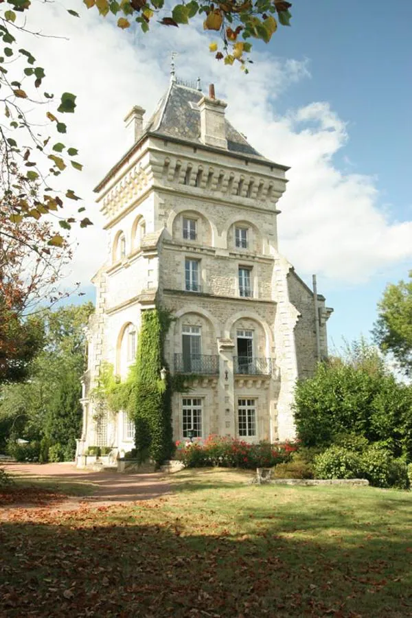 Neogotic Chateaux, Francia. Está situado en la región de Poitou-Charentes y cuenta con diez dormitorios y seis baños, el exterior es de estilo neogótico y tiene un espectacular jardín exterior. En la imagen una torre que sirve como alojamiento para invitados
