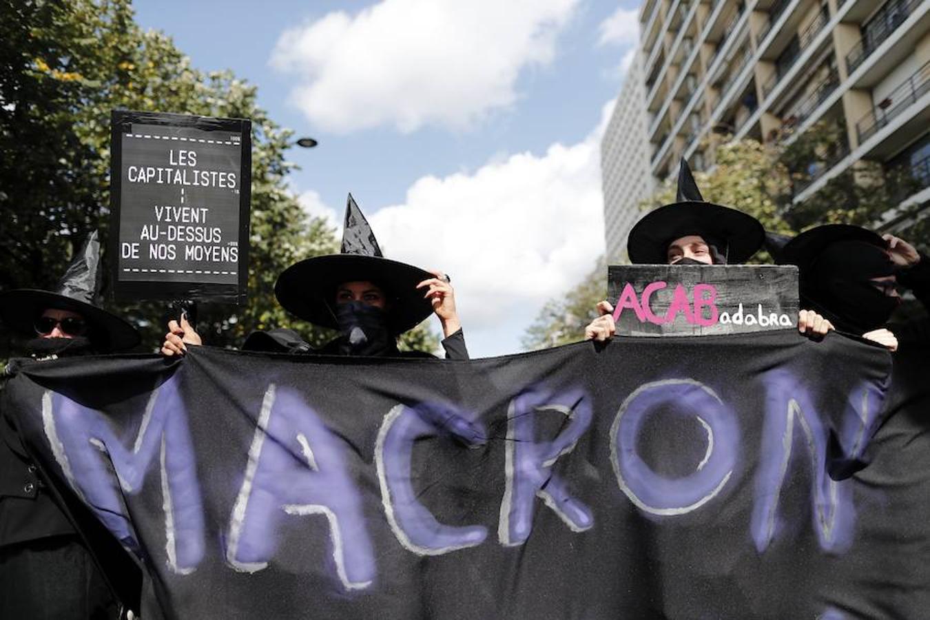 Manifestantes vestidas como brujas marchan por las calles de París. 