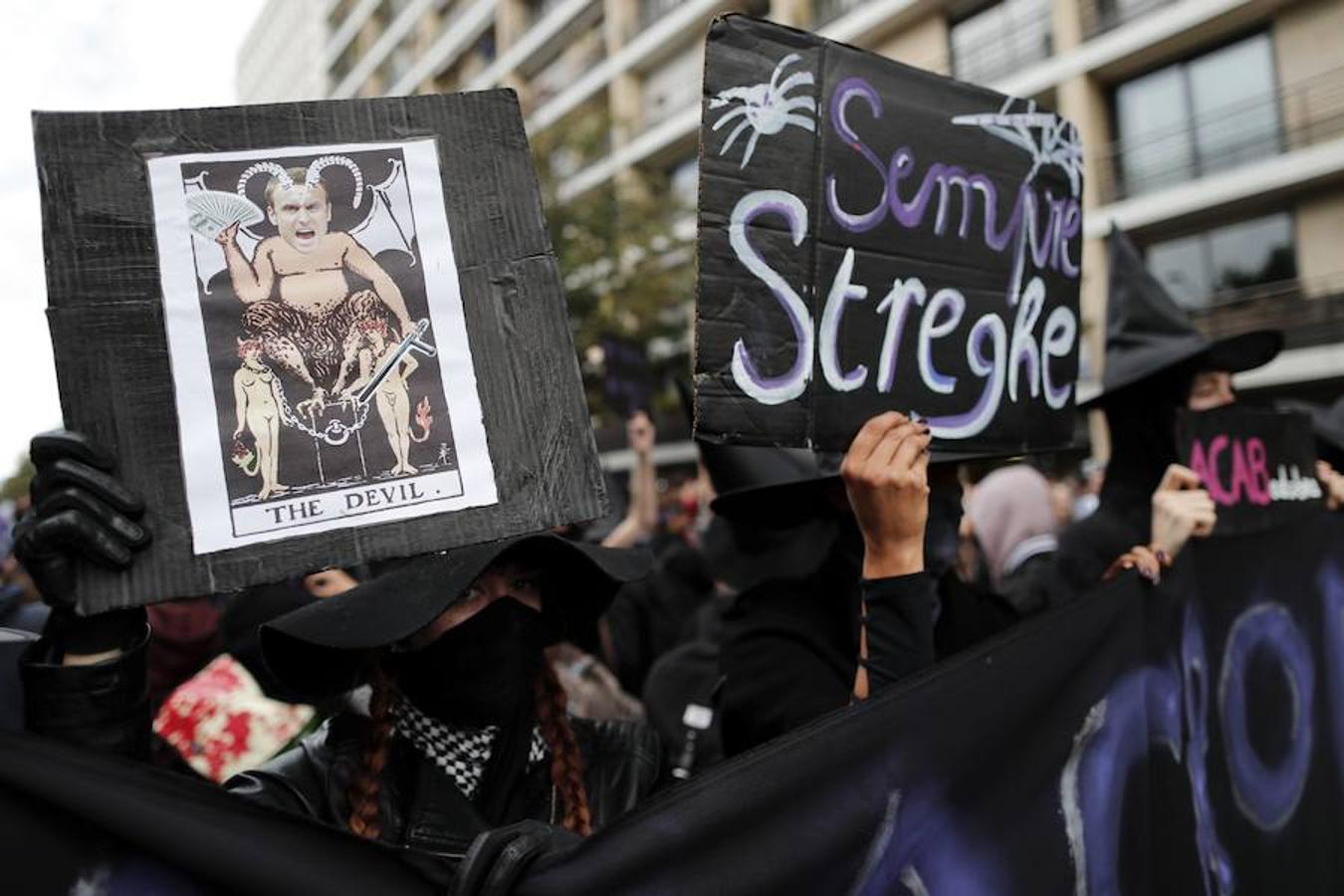 Manifestantes vestidas como brujas marchan por las calles de París. 