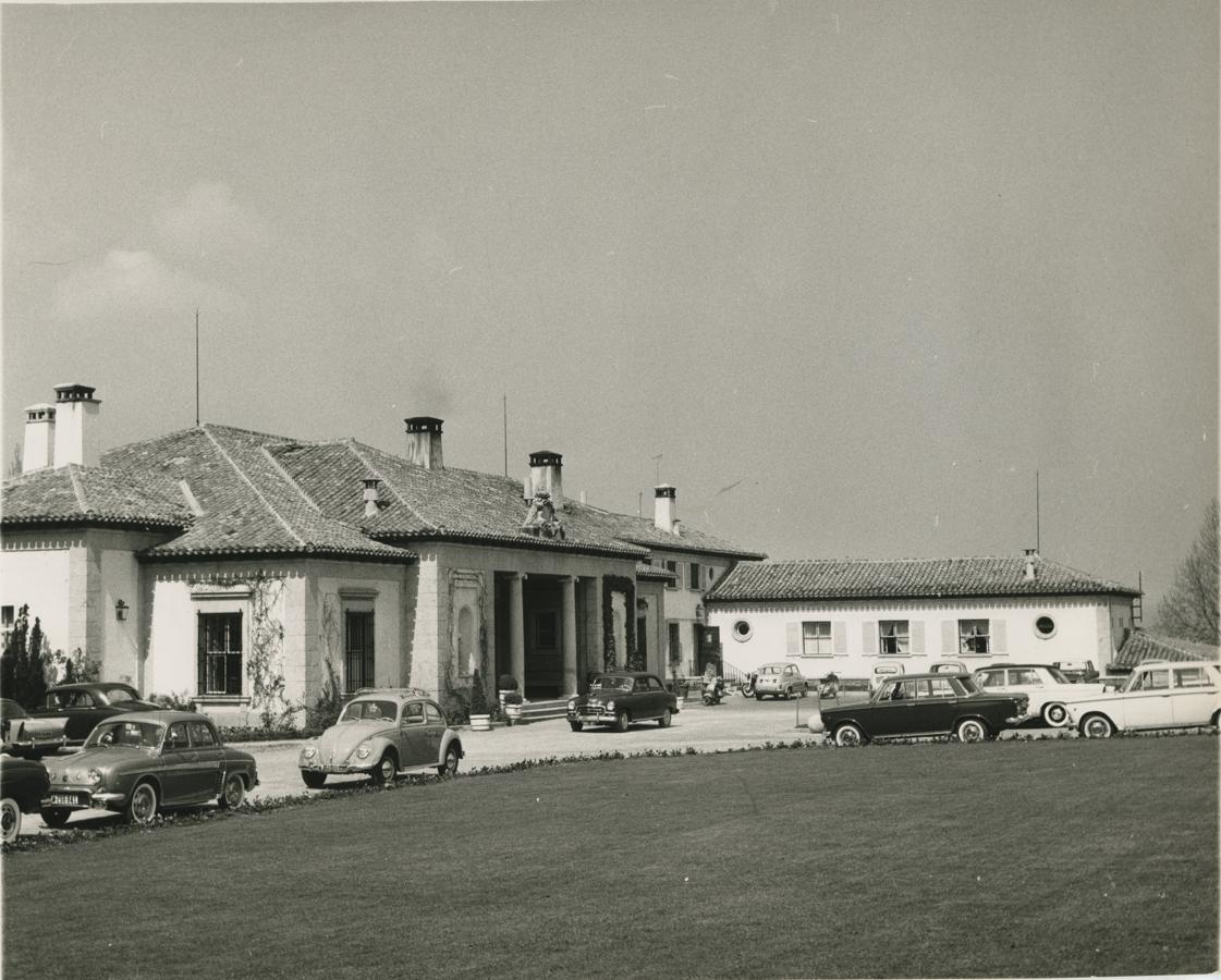 Real Club Puerta del Hierro. En su interior se pueden practicar números deportes: tiene pistas de pádel y tenis, campos de polo y golf, canchas de baloncesto, hípica, enormes piscinas, club de bridge. Las instalaciones deportivas consituyen la base de un espíritu fundacional que sigue conservando