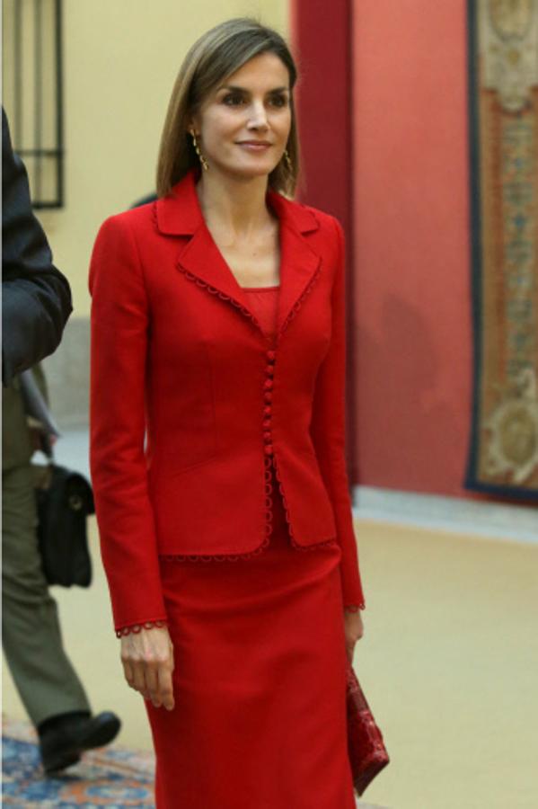 Total look. Para la reunión anual del Patronato del Instituto Cervantes de 2015 optó por un traje de chaqueta, compuesto por falda y blusa, en tono bermellón