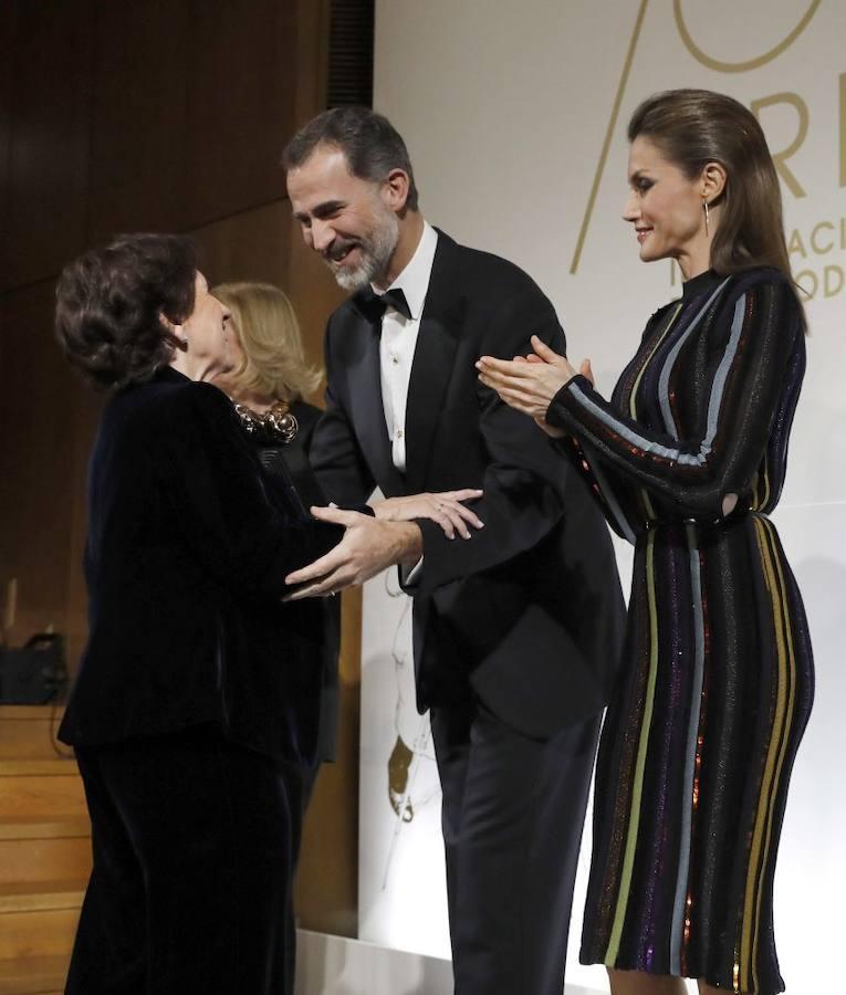 Rockera. Uno de sus looks más arriesgados, pero también de los más alabados. La Reina Letizia escogió para los Premios de Periodismo ABC un vestido de Nina Ricci de la colección Resort 2017 con transparencias y rayas verticales de colores llamativos y brillantes. Atuendo rockero que compañó con una melena hacia atrás con tupe y maquillaje con sombras violetas