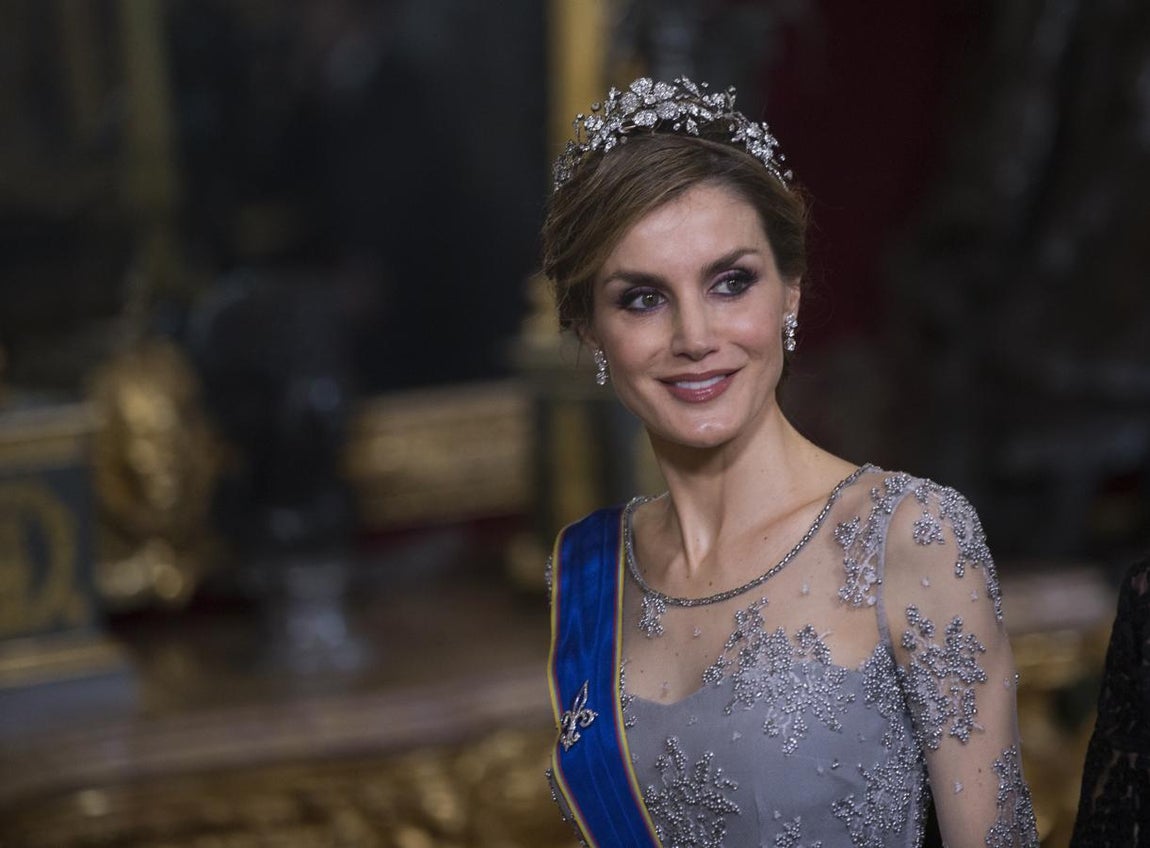 La joya de la corona. Con motivo del viaje oficial del presidente de Colombia, Juan Manuel Santos, y su esposa, María Clemencia Rodríguez, los Reyes ofrecieron una cena en el Palacio Real, donde Doña Letizia brilló con luz propia con la Tiara Floral de diamantes que el Gobierno español regaló a la Reina Sofía con motivo de sus nupcias en 1962