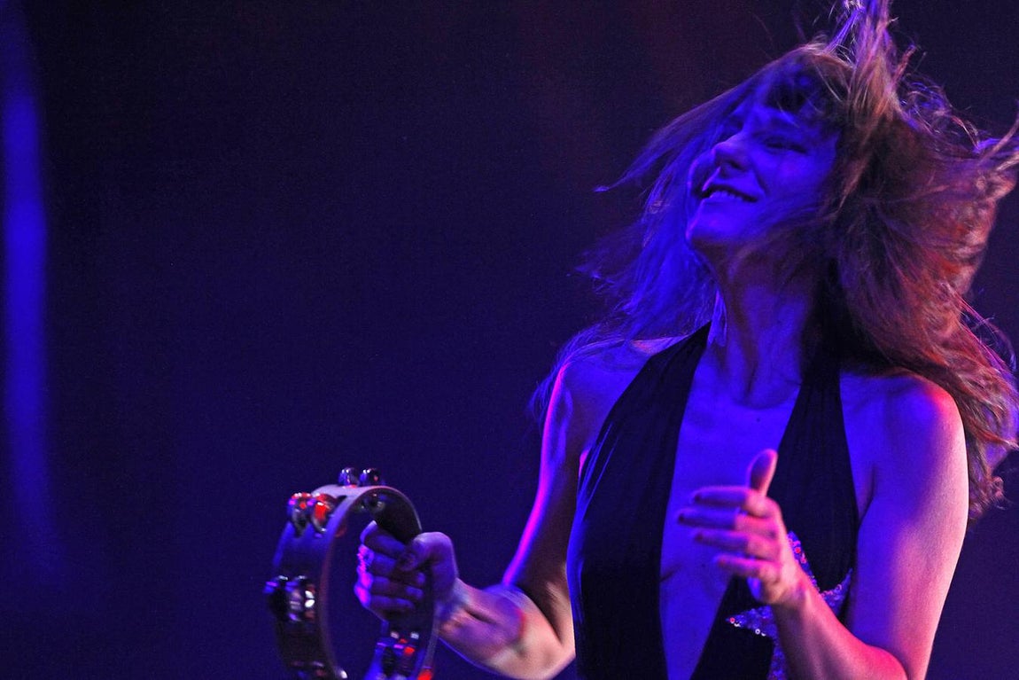 Las mejores imágenes del vibrante concierto de Amaral en Sevilla