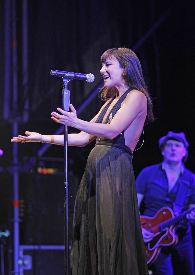 Las mejores imágenes del vibrante concierto de Amaral en Sevilla