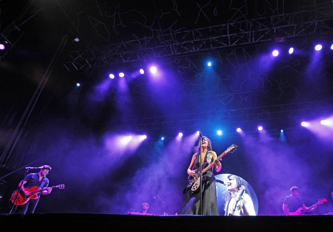 Las mejores imágenes del vibrante concierto de Amaral en Sevilla