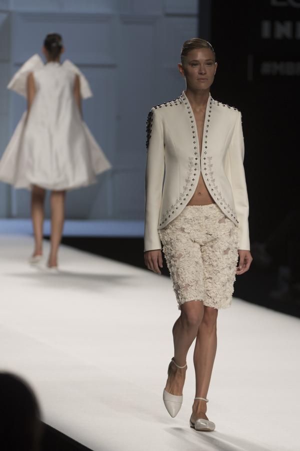 Volvió a sus orígenes, a sus trajes sastres, a su Príncipe de Gales y a sus capas y capelinas. 