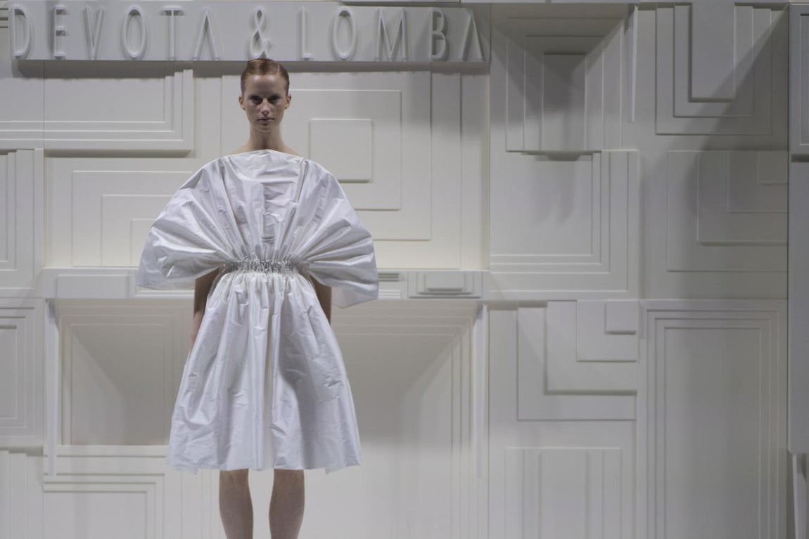 Volvió a sus orígenes, a sus trajes sastres, a su Príncipe de Gales y a sus capas y capelinas. 