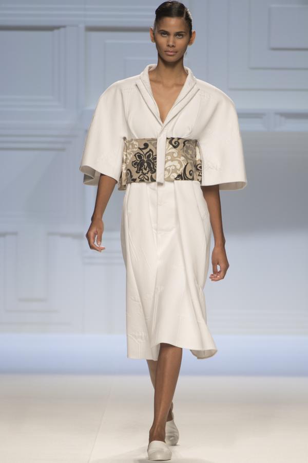 Volvió a sus orígenes, a sus trajes sastres, a su Príncipe de Gales y a sus capas y capelinas. 