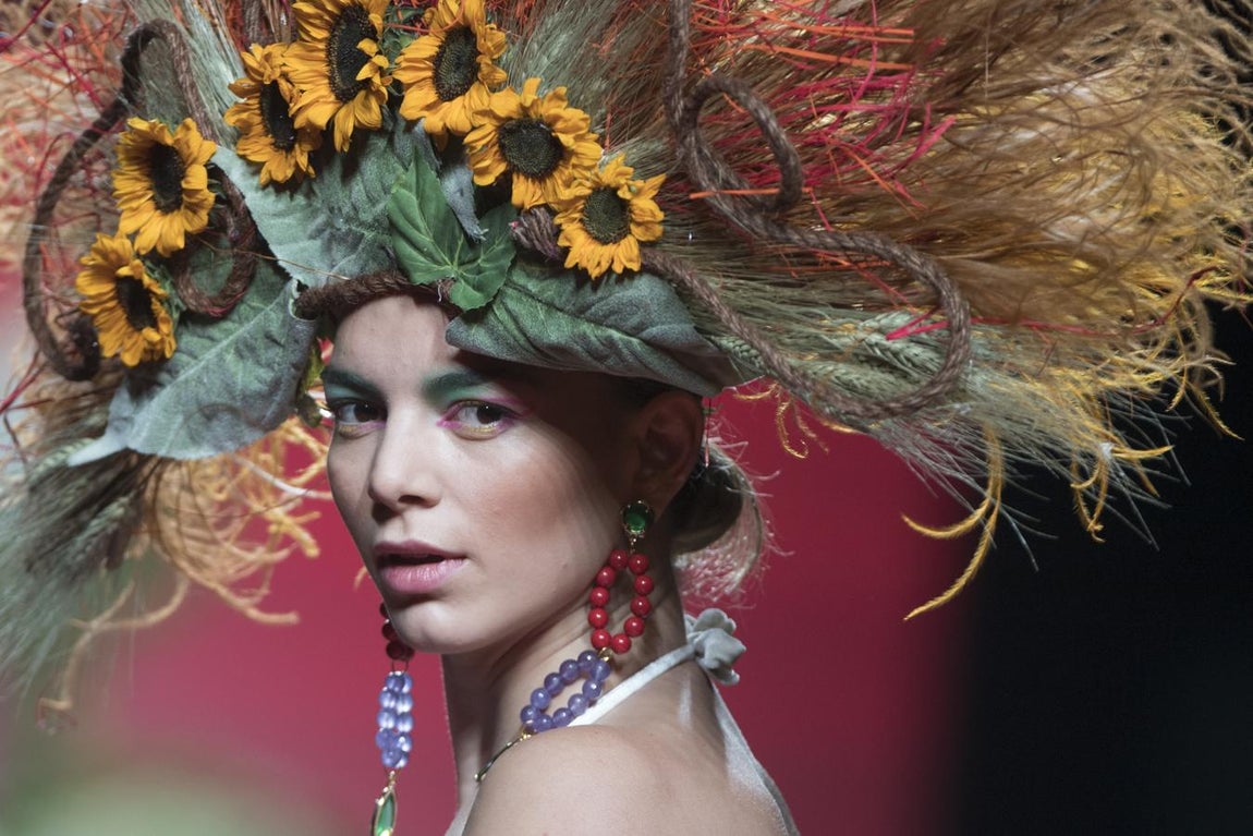 Su tierra por bandera, y sus oros y estampados como estandarte. 