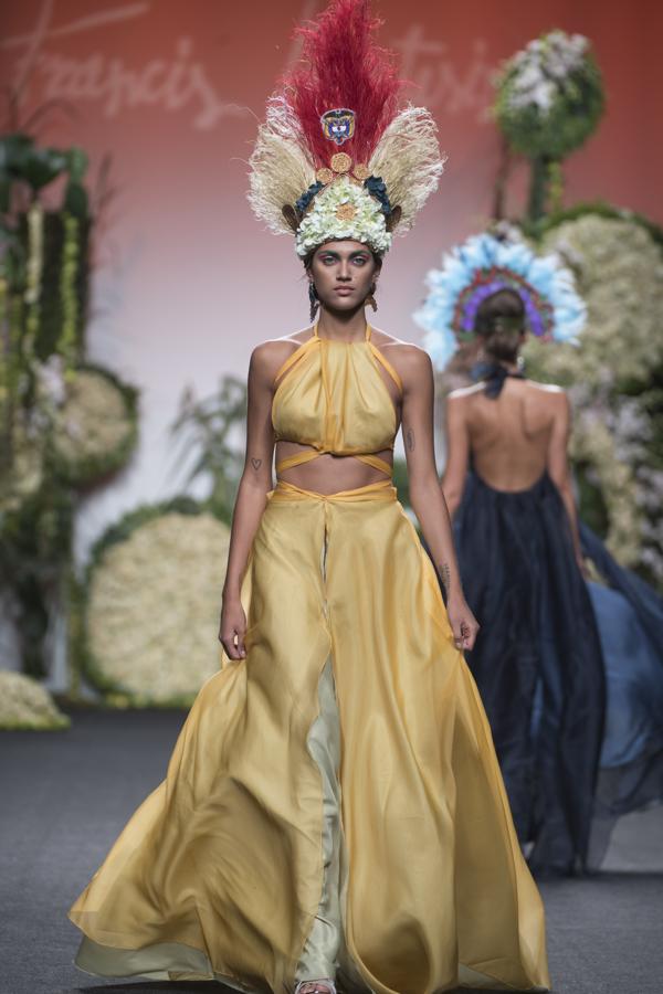 Su tierra por bandera, y sus oros y estampados como estandarte. 