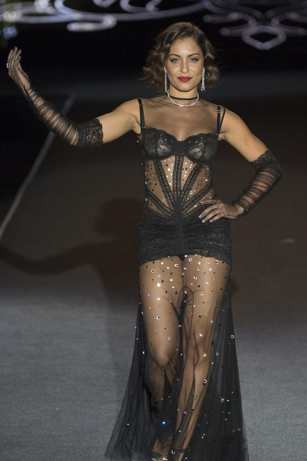 Tocados de estolas y plumas. 