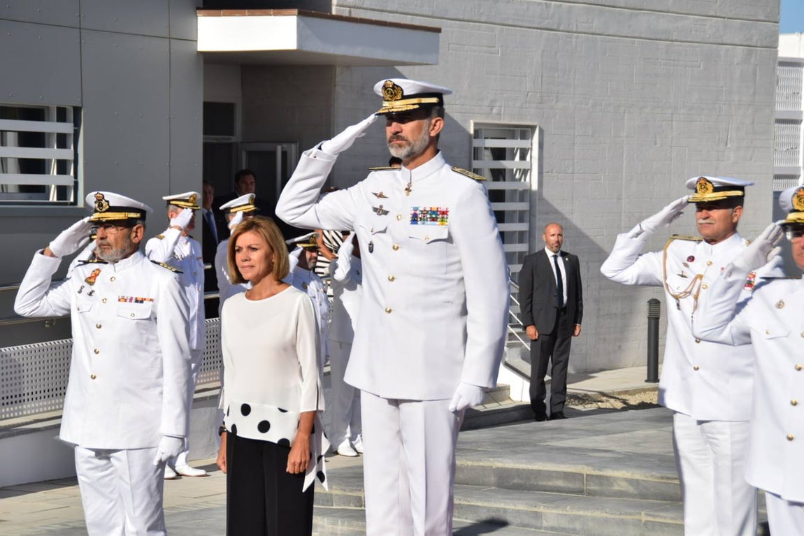 Don Felipe descubre la placa que inaugura el Laboratorio de Hora
