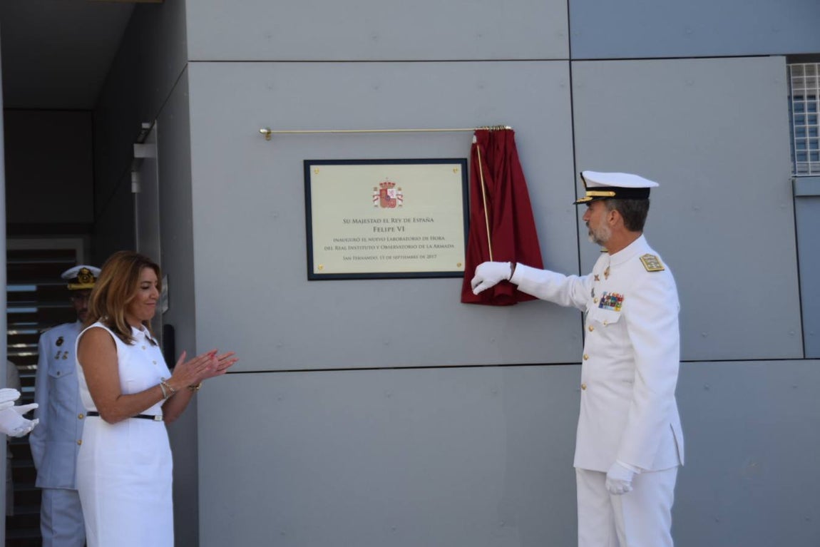 Don Felipe descubre la placa que inaugura el Laboratorio de Hora