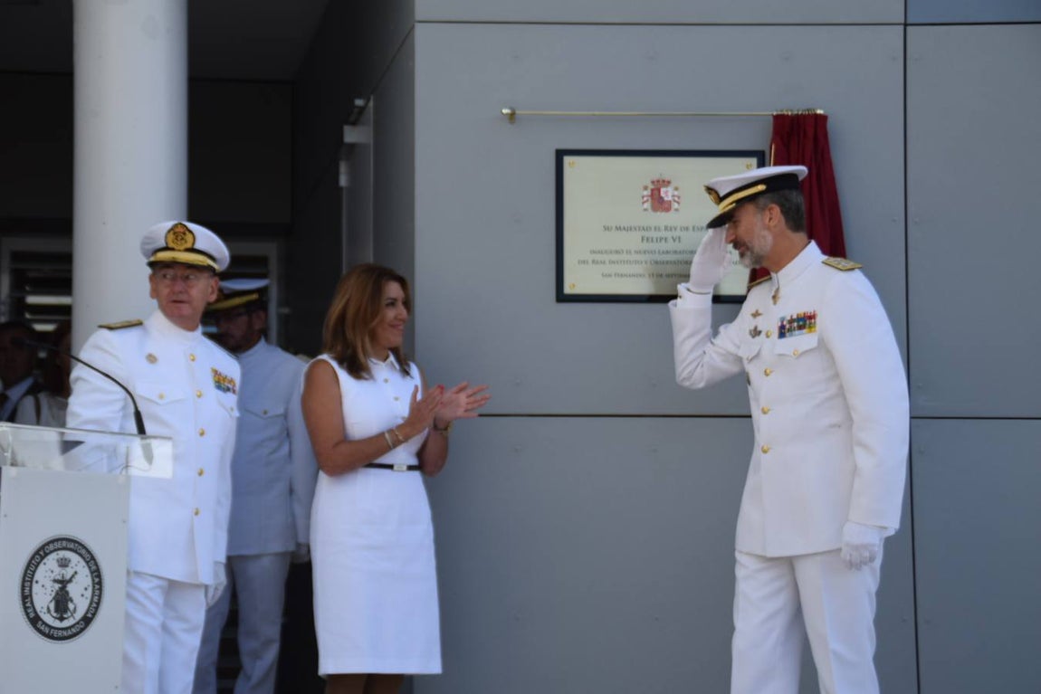 Don Felipe descubre la placa que inaugura el Laboratorio de Hora