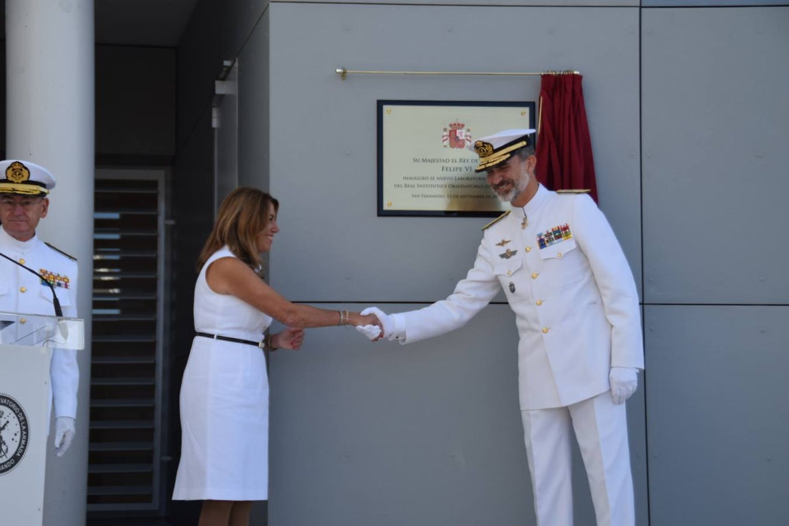 Don Felipe descubre la placa que inaugura el Laboratorio de Hora