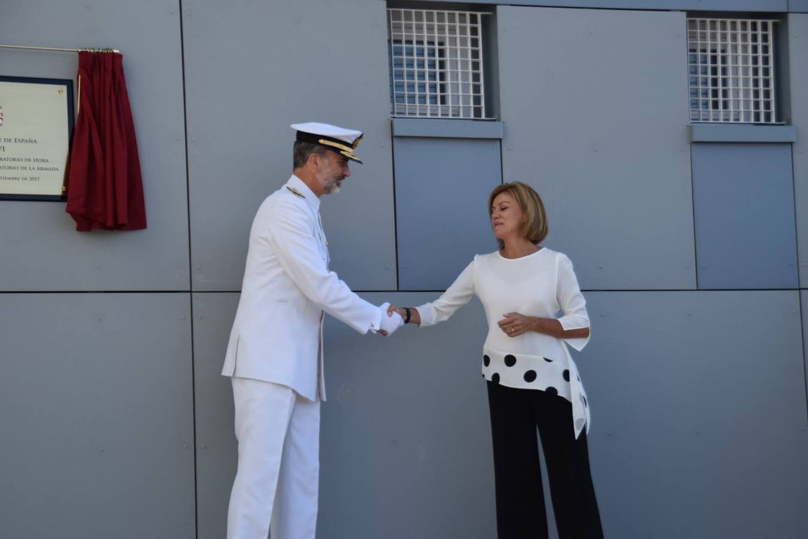 Don Felipe descubre la placa que inaugura el Laboratorio de Hora