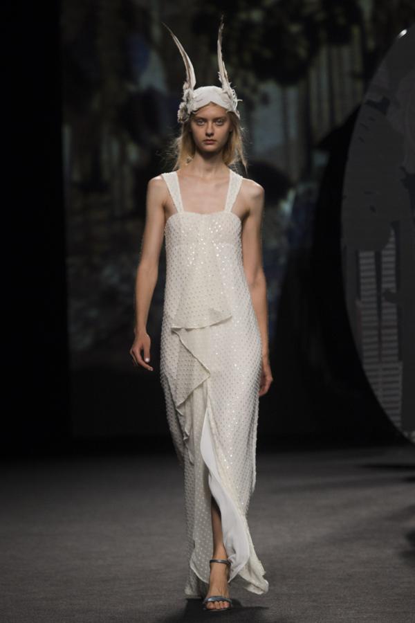 Vestidos sueltos, muy largos y con aire romántico, combinado con caftanes. 