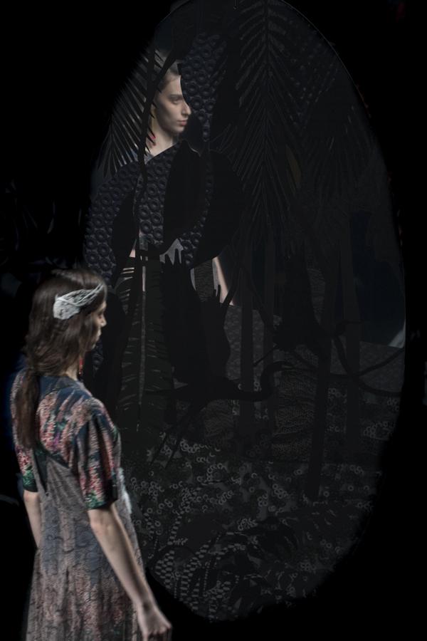 Vestidos sueltos, muy largos y con aire romántico, combinado con caftanes. 