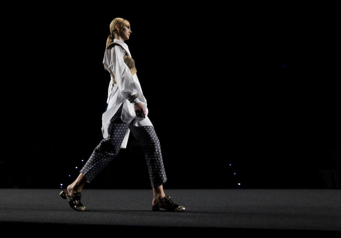 Ana Locking se atreve con todo y demuestra pasarela tras pasarela que no tiene límites. 