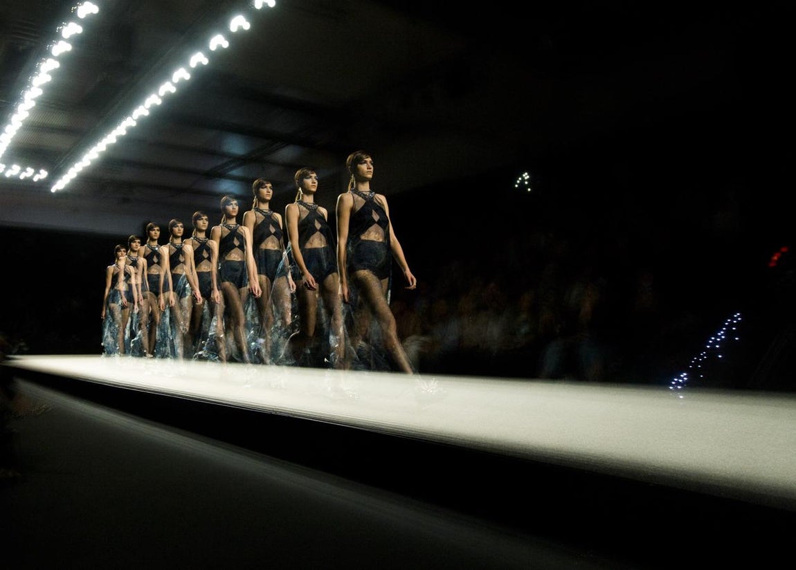 Ana Locking se atreve con todo y demuestra pasarela tras pasarela que no tiene límites. 