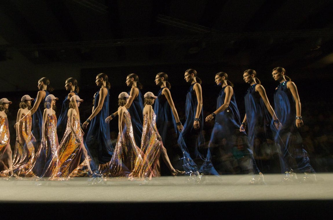 Ana Locking se atreve con todo y demuestra pasarela tras pasarela que no tiene límites. 