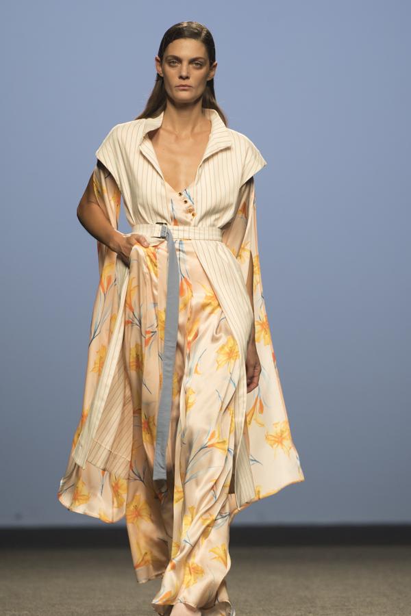 Siempre con su mirada a los años 70, pero con las ideas claras de cómo vestir a una mujer elegante del siglo XXI. 