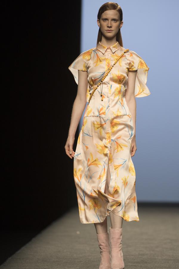 Siempre con su mirada a los años 70, pero con las ideas claras de cómo vestir a una mujer elegante del siglo XXI. 