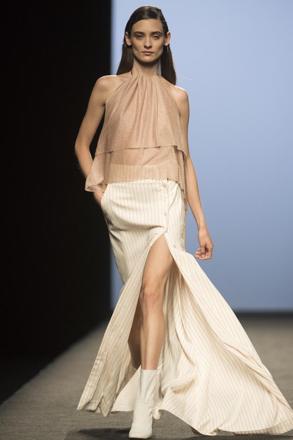 Siempre con su mirada a los años 70, pero con las ideas claras de cómo vestir a una mujer elegante del siglo XXI. 