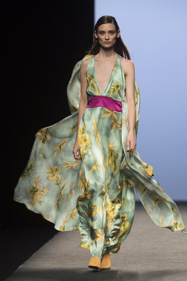 Siempre con su mirada a los años 70, pero con las ideas claras de cómo vestir a una mujer elegante del siglo XXI. 