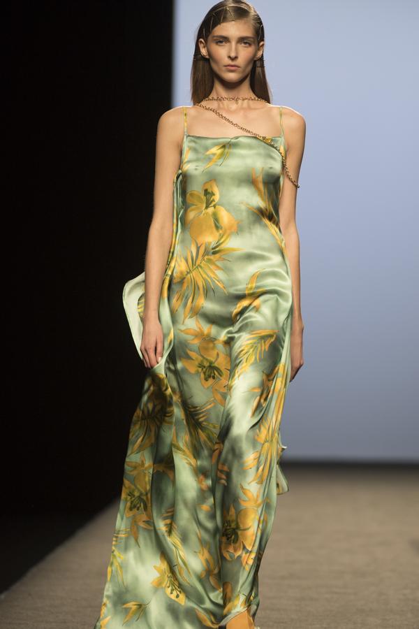 Siempre con su mirada a los años 70, pero con las ideas claras de cómo vestir a una mujer elegante del siglo XXI. 