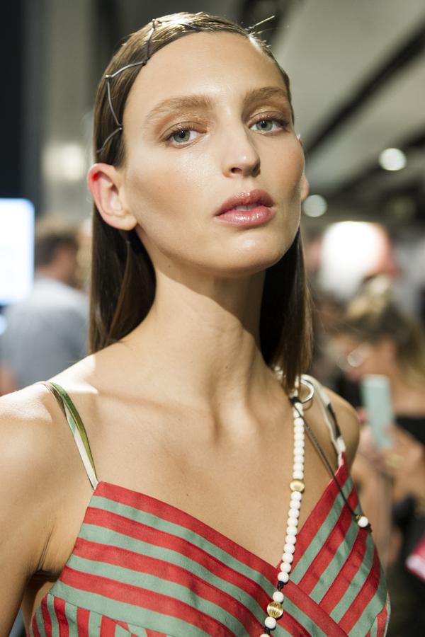 Con el juego de la superposición como aliado, ha configurado «looks» actuales, en sedas, georgette, gasas, popelíny algodón. 