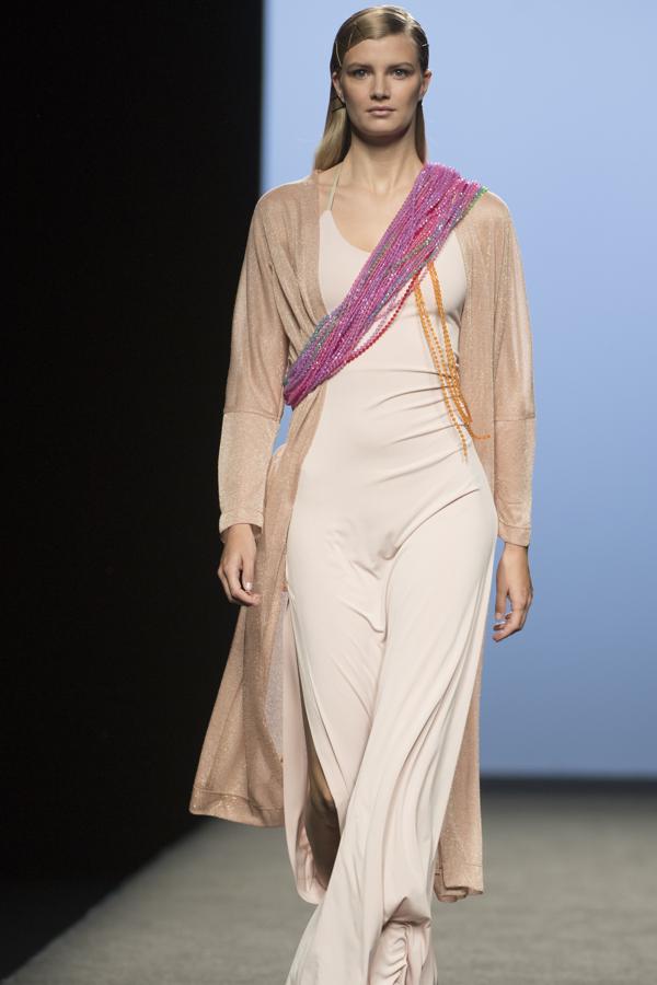 Con el juego de la superposición como aliado, ha configurado «looks» actuales, en sedas, georgette, gasas, popelíny algodón. 