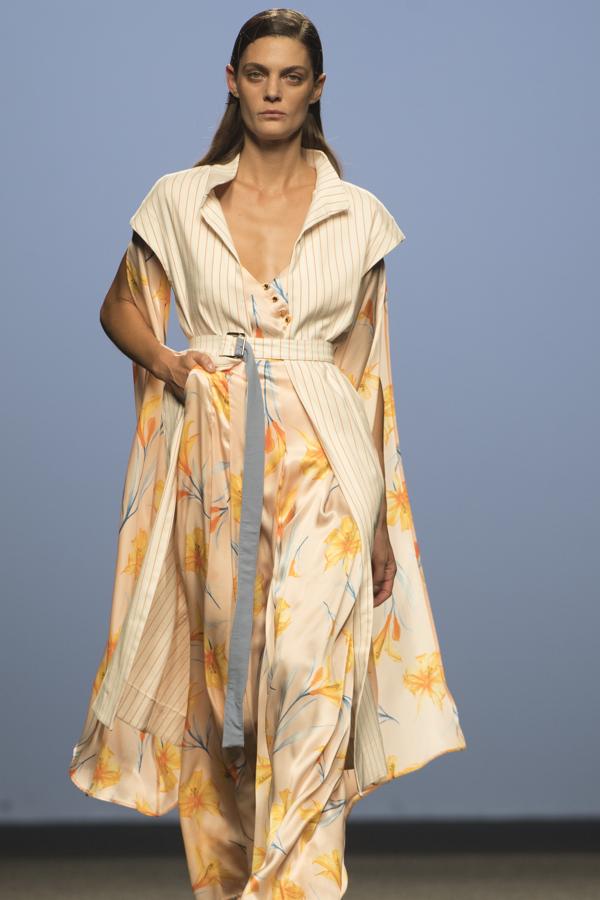 Con el juego de la superposición como aliado, ha configurado «looks» actuales, en sedas, georgette, gasas, popelíny algodón. 