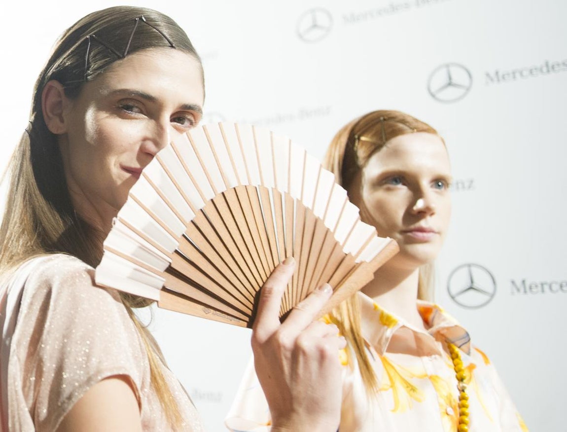 Con el juego de la superposición como aliado, ha configurado «looks» actuales, en sedas, georgette, gasas, popelíny algodón. 