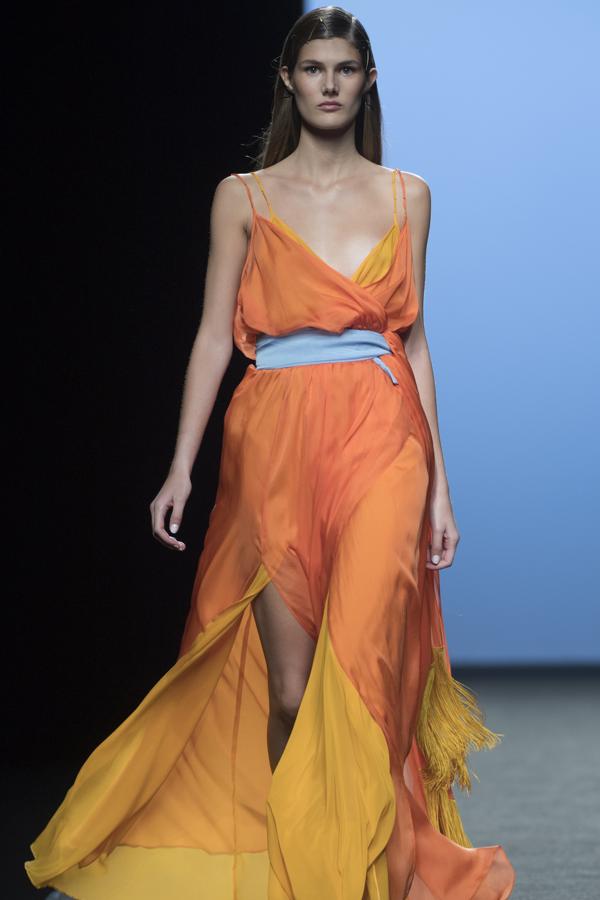 Con el juego de la superposición como aliado, ha configurado «looks» actuales, en sedas, georgette, gasas, popelíny algodón. 