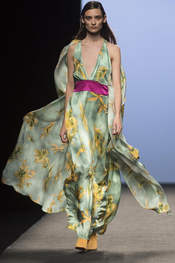 Con el juego de la superposición como aliado, ha configurado «looks» actuales, en sedas, georgette, gasas, popelíny algodón. 