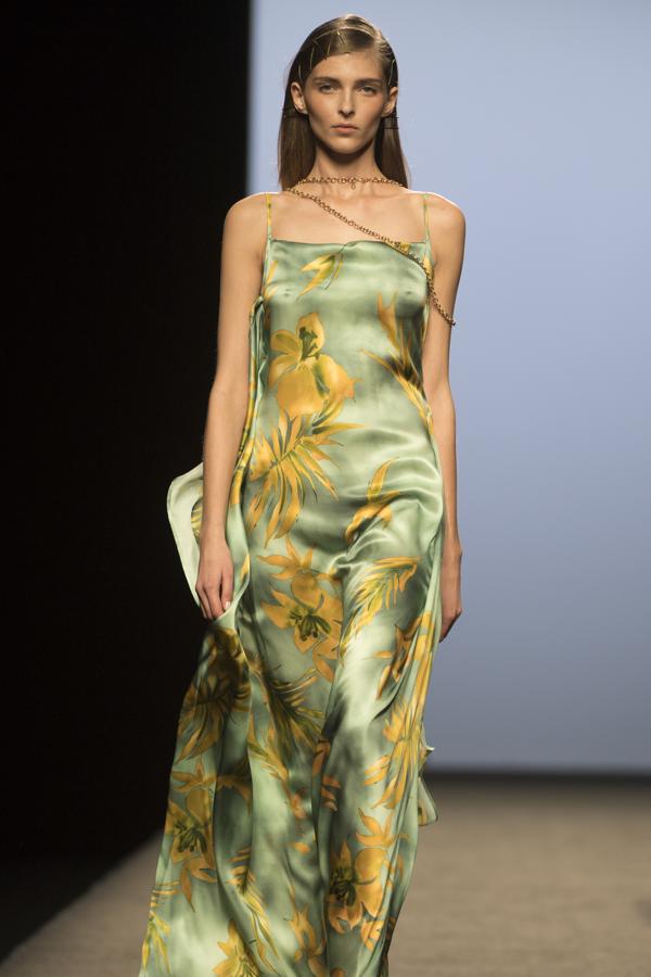 Con el juego de la superposición como aliado, ha configurado «looks» actuales, en sedas, georgette, gasas, popelíny algodón. 