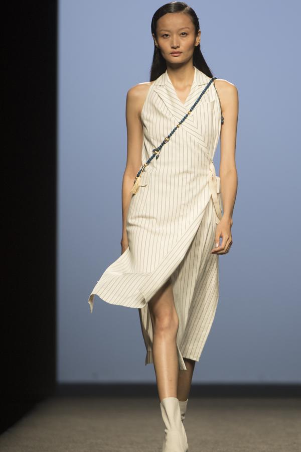 Con el juego de la superposición como aliado, ha configurado «looks» actuales, en sedas, georgette, gasas, popelíny algodón. 