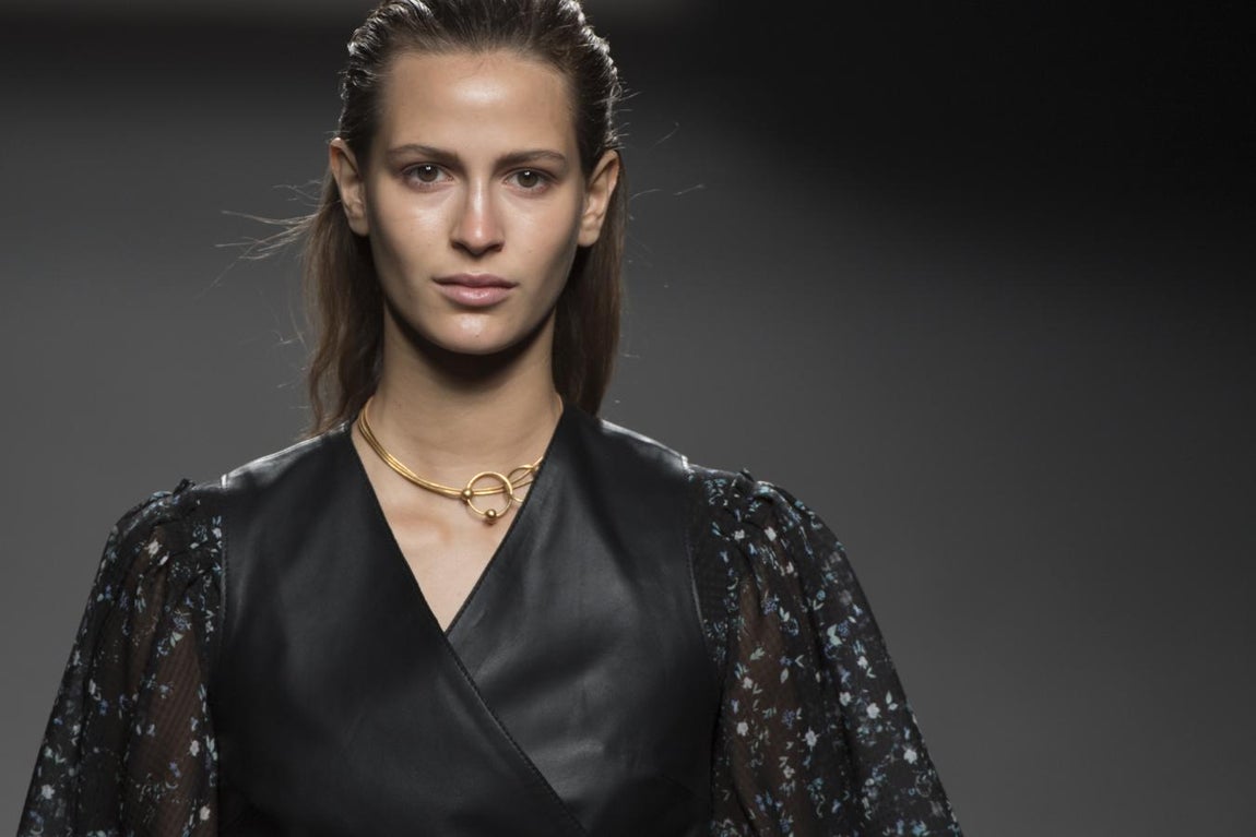 Mezcla de largos y volúmenes con un denominador común: siluetas sueltas ajustadas a la cintura mediante complementos. 