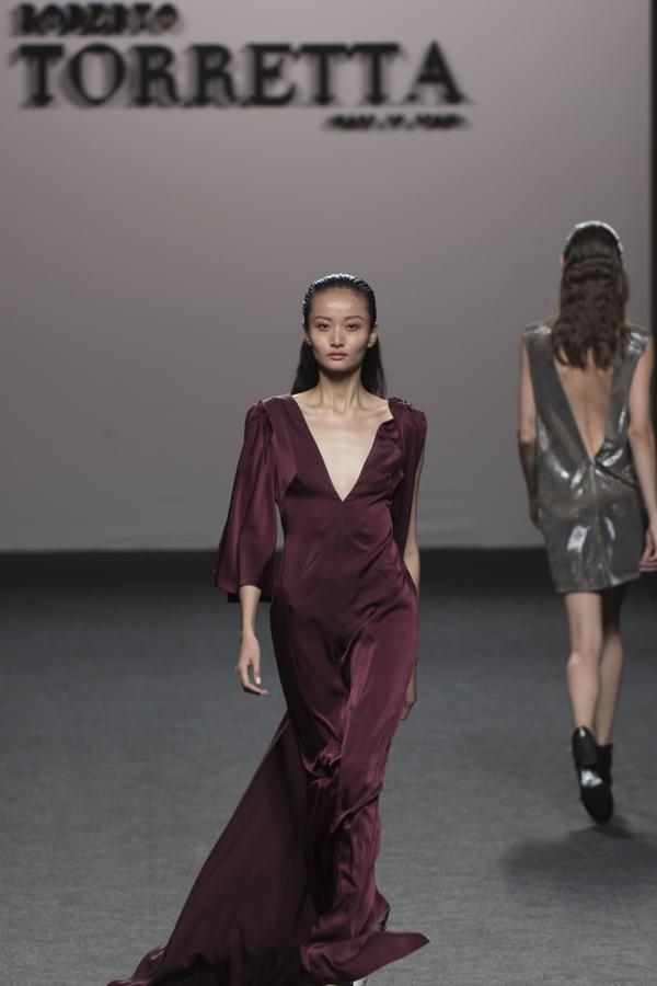 Mezcla de largos y volúmenes con un denominador común: siluetas sueltas ajustadas a la cintura mediante complementos. 