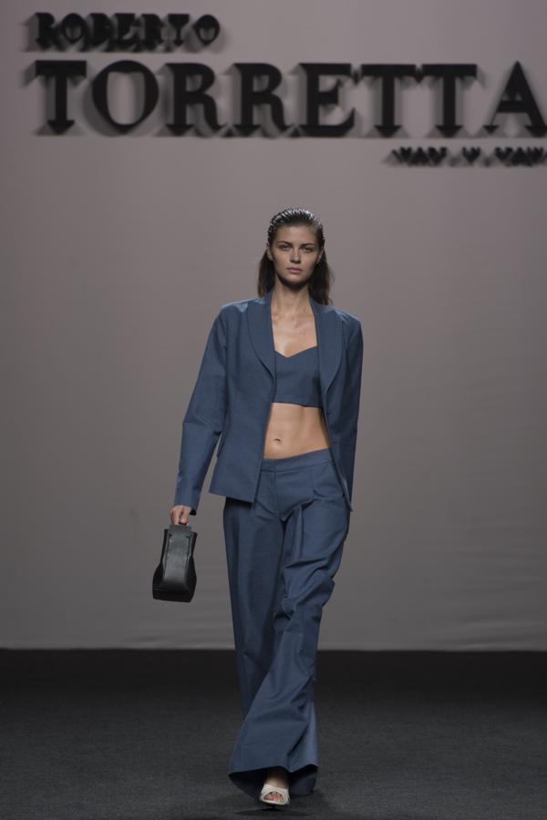 Mezcla de largos y volúmenes con un denominador común: siluetas sueltas ajustadas a la cintura mediante complementos. 